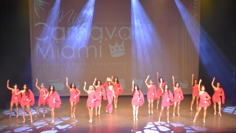 Parte del espectáculo de la elección de la Reina del Carnaval de Miami 