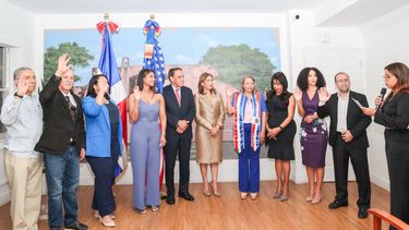 Momento de la juramentación por la presidenta Carol Martínez, de la nueva directiva de CIPESA en su primera filial en Florida con la presencia distinguida de los asesores del gremio y de la cónsul general, doctora Geanilda Vásquez.&nbsp;