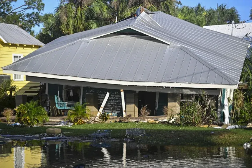 Una casa destruida por el huracán Helene después de tocar tierra en Cedar Key, Florida, el 27 de septiembre de 2024. El huracán Helene se debilitó el 27 de septiembre horas después de tocar tierra en el estado estadounidense de Florida, y las autoridades advirtieron que la tormenta seguía siendo extremadamente peligrosa a medida que avanzaba tierra adentro, dejando caminos y casas inundadas a su paso. 