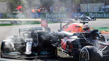 El piloto holandés de Red Bull, Max Verstappen, sale de su coche tras una colisión con el piloto británico de Mercedes, Lewis Hamilton, durante el Gran Premio de Fórmula Uno de Italia en el circuito Autodromo Nazionale de Monza, el 12 de septiembre de 2021.