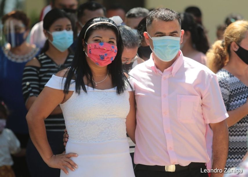 Las bodas masivas en Nicaragua cada 14 de febrero son promovidas por una emisora del régimen, pero cubierta con los impuestos de los contribuyentes, aunque la emisora insiste en conseguir elogios y agradecimiento para el dictador Daniel Ortega y su esposa Rosario Murillo.&nbsp;