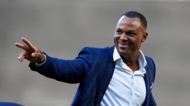 Adrián Beltré saluda durante el acto de exaltación de Félix Hernández en el Salón de la Fama de los Marineros de Seattle, el sábado 12 de agosto de 2023, en Seattle.