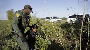 Un agente de Aduanas y Protección Fronteriza detiene a una persona inmigrante que cruzó ilegalmente hacia Estados Unidos por el Rio Grande (río Bravo para México) cerca de Granjeno, Texas.&nbsp;