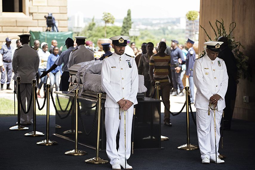 El féretro custodiado por cuatro militares yace bajo un arco instalado en el anfiteatro del complejo Unions Building. (EFE)