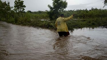 Un hombre cruza una zona inundada por las lluvias en Nicaragua.