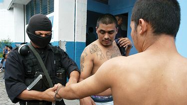 Dos pandilleros son arrestados por un policía encubierto en El Salvador. (ARCHIVO)