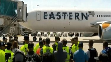 Avión de bandera estadunidense llega a Maiquetía con venezolanos deportados