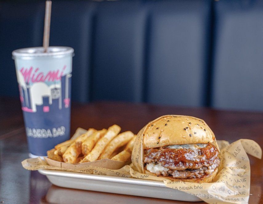 Una hamburguesa de La Birra Bar.
