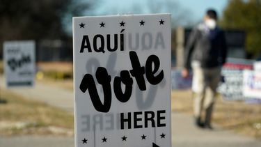 Un cartel en inglés y español indica dónde votar en San Antonio (Texas) el 14 de febrero del 2022. El electorado del sur de Texas, una región con una enorme comunidad hispana, registró una participación sin precedentes en las primarias republicanas de principios de febrero.&nbsp;