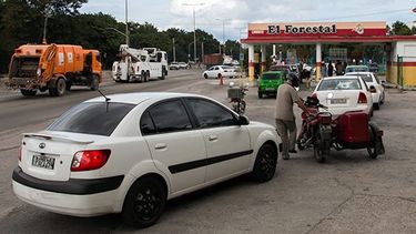Cubanos hacen cola en una gasolinera en La Habana.