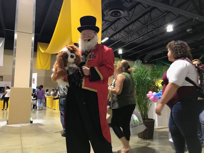 En cada rincón de la feria los asistentes podían encontrar personajes de cuentos famosos.
