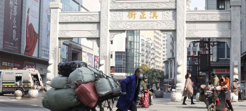 Un vendedor en la entrada de Han Zheng Jie, una zona peatonal de Wuhan, China, en enero de 2021. &nbsp;