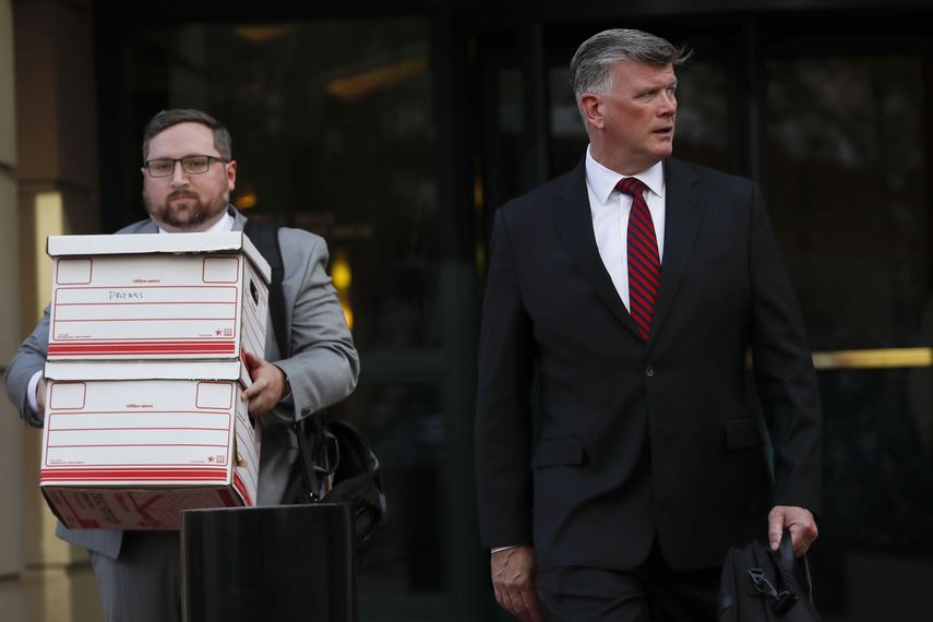 Kevin Downing, derecha, un abogado que representa a Lev Parnas e Igor Fruman, sale de un tribunal federal en Alexandria, Virginia, el jueves 10 de octubre de 2019.&nbsp;