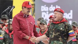 El dictador Nicolás Maduro saluda a su “aliado” Diosdado Cabello.