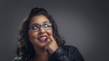 Actualmente tiene planes de asentarse un tiempo México donde tiene mas posibilidades de proyectarse dentro del stand up comedy.