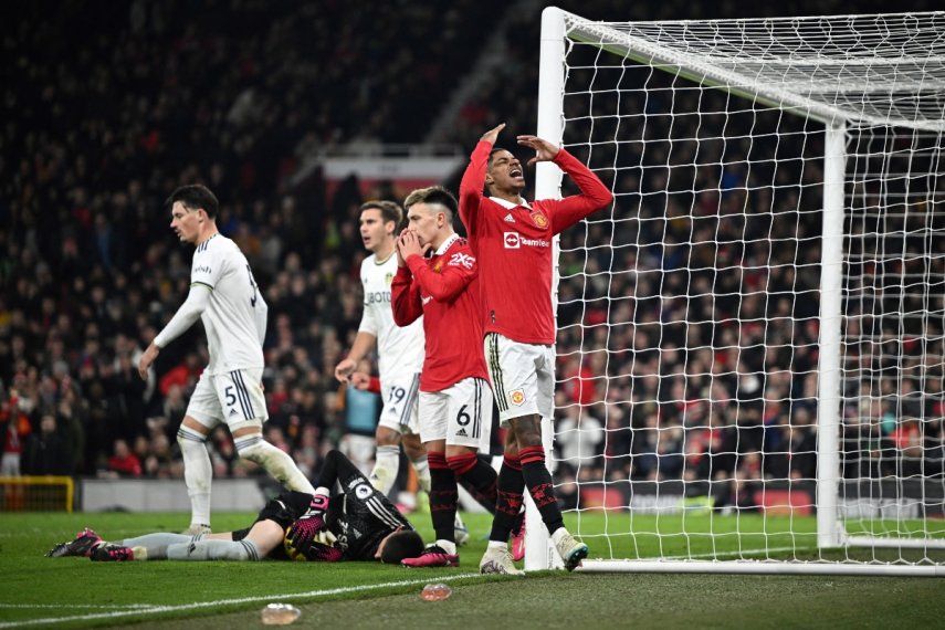 El Manchester United mostraba estar enrumbado a cosechar más triunfos, pero en la copa inglesa pinchó con un empate que apenas pudieron amarrar