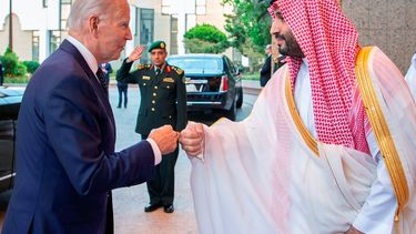 El príncipe heredero saudí Mohammed bin Salman saluda al presidente estadounidense Joe Biden chocando los puños a su llegada en Yeda, Arabia Saudí.&nbsp;