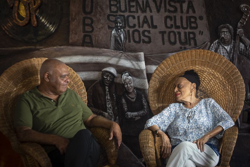 La cantante cubana Omara Portuondo, derecha, con su hijo Ariel Jiménez Portuondo durante una entrevista en la casa de la cantante en La Habana el 29 de noviembre de 2022.