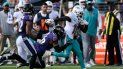Chuck Clark (36), safety de Ravens, alcanza a Tyreek Hill (10), receptor de los Dolphins de Miami, durante la segunda mitad del juego de la NFL, el domingo 18 de septiembre de 2022, en Baltimore. 
