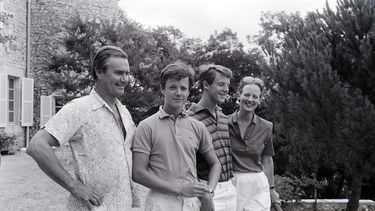 La reina Margarita II de Dinamarca vacaciona con el príncipe Henrik, Joachim de Danemark y el príncipe Frederik de Danemark. Crisis en la monarquía danesa por retirada de títulos reales.