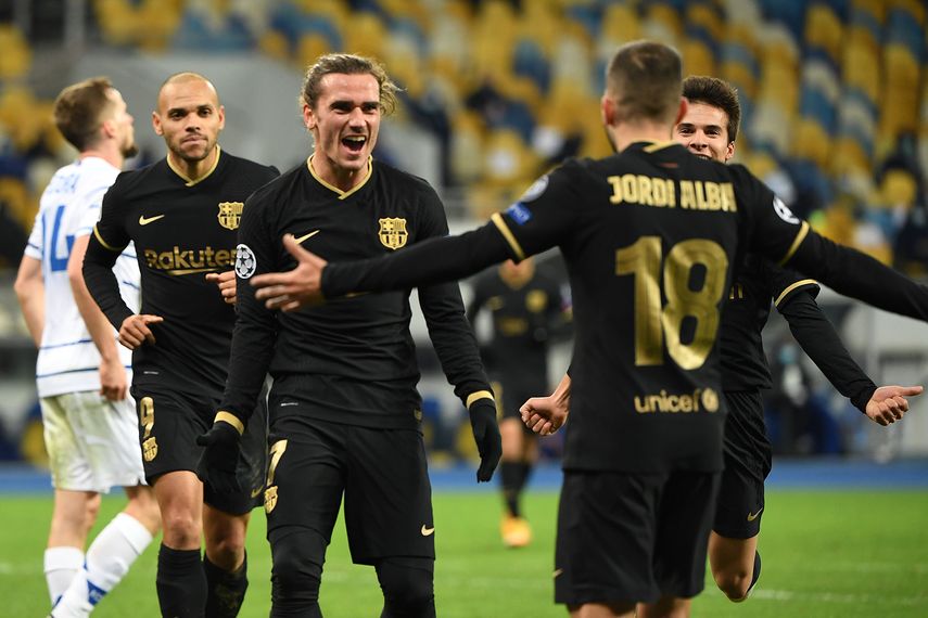 El centrocampista francés del Barcelona, Antoine Griezmann (C), celebra con sus compañeros de equipo después de anotar el cuarto gol de su equipo durante el partido de fútbol del grupo G de la Liga de Campeones de la UEFA entre el Dynamo de Kiev y el Barcelona en el estadio Olympiyskiy de Kiev el 24 de noviembre de 2020. &nbsp;