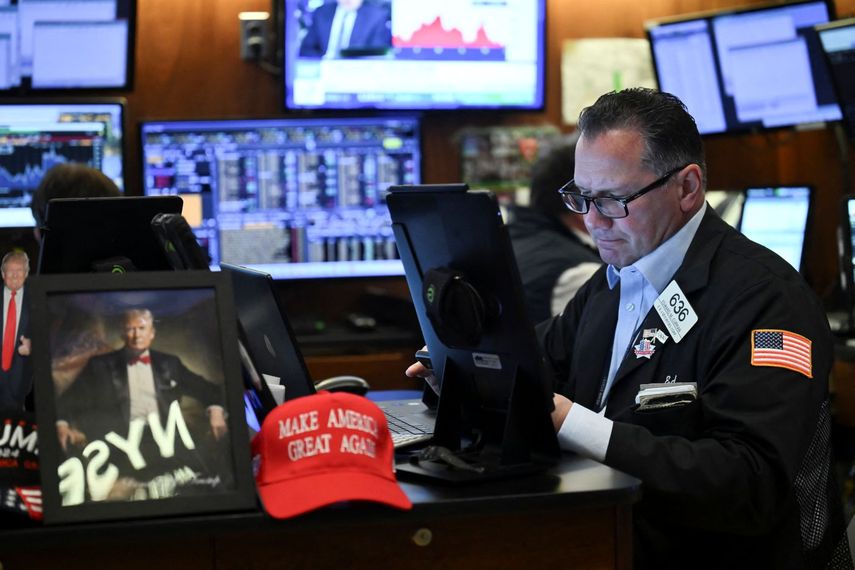 Agente de Wall Street durante una sesión de trabajo.