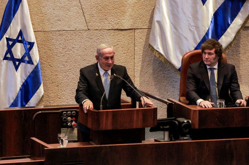 El presidente de Argentina, Javier Milei (derecha), junto al primer ministro de Israel, Benjamin Netanyahu (izquierda), se dirige a la asamblea durante una sesión del parlamento israelí (Knesset) en su sede en Jerusalén el 11 de junio de 2025.