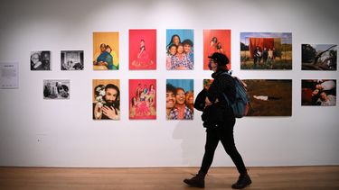Un visitante mira un conjunto de fotos exhibidas en una galería del museo Queer Britain, en Londres, el 6 de mayo de 2022. El Queer Britain abrió el 5 de mayo de 2022 y es el primer museo nacional británico LGBTQ+.