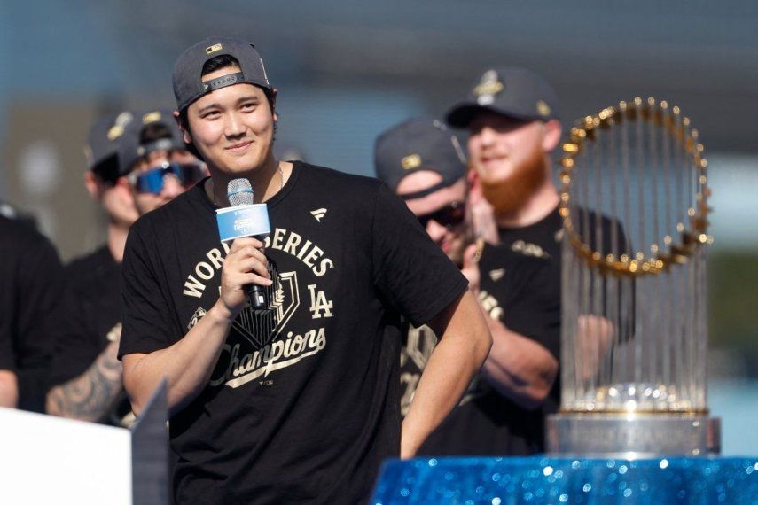 El japonés Shohei Ohtani se dirige al público tras el bicampeonato de los Dodgers de Los Ángeles.