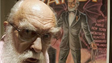 James Randi en foto del 29 de junio del 2007 en su casa de Fort Lauderdale, Florida, con un afiche de su época de mago de fondo.