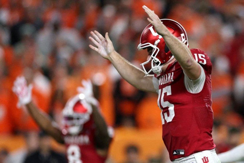 Fernando Mendoza #15 de los Indiana Hoosiers reacciona tras un touchdown en el segundo cuarto contra los Miami Hurricanes en el Campeonato Nacional de Playoffs de Fútbol Americano Universitario 2026 en el Hard Rock Stadium el 19 de enero de 2026 en Miami Gardens, Florida.&nbsp;