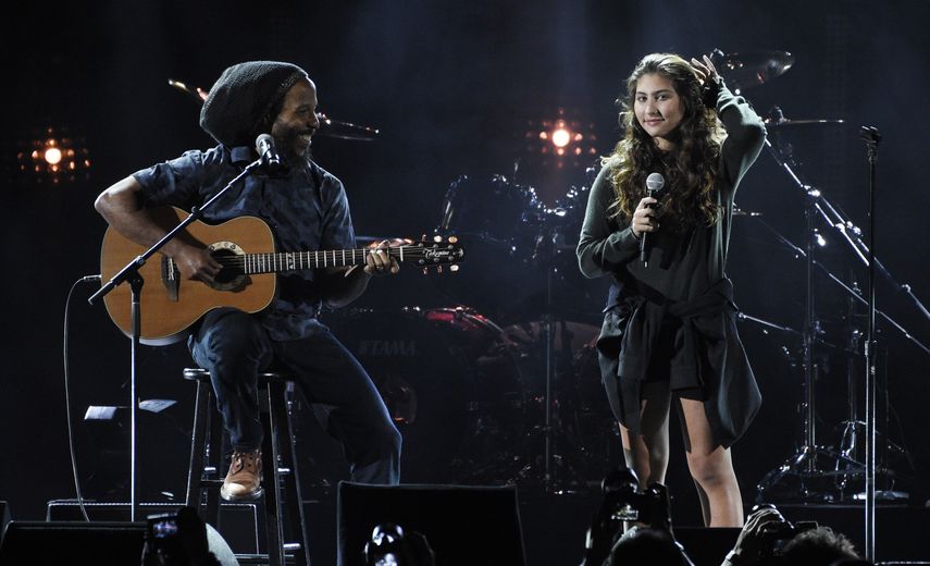 Toni Cornell, hija del difunto rockero Chris Cornell, canta con Ziggy Marley durante el concierto I Am The Highway: A Tribute to Chris Cornell en Inglewood, California.