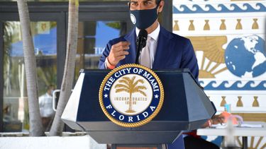 El alcalde de Miami, Francis Suarez, habla a la prensa.