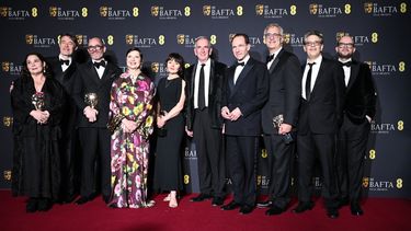 El director británico-alemán Edward Berger, la actriz italiana Isabella Rossellini y el actor británico Ralph Fiennes posan con el premio a la Mejor Película por Conclave durante la ceremonia de los Premios BAFTA de la Academia Británica de Cine en el Royal Festival Hall, Southbank Centre, en Londres, el 16 de febrero de 2025.    