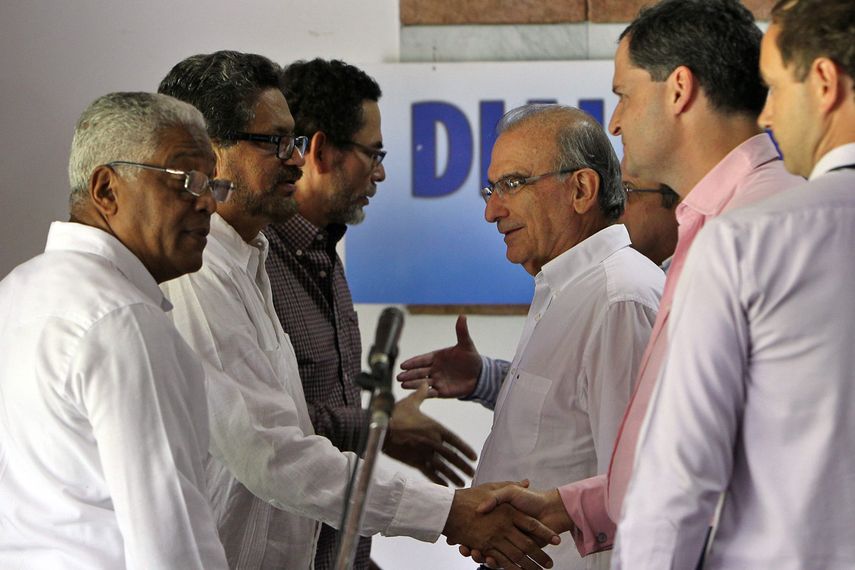 El negociador oficial, Humberto de la Calle, y el comandante guerrillero Iván Márquez, nombre de guerra de Luciano Marín Arango, se presentaron ante los medios de prensa en esta capital para dar a conocer un comunicado que fue leído por funcionarios de