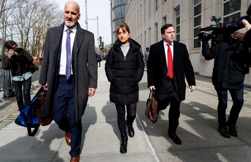 La actriz Allison Mack (c) abandona el Tribunal Federal de los Estados Unidos después de una audiencia que sigue el caso en su contra en el que fue acusada de ayudar a dirigir un presunto culto sexual, en Brooklyn, Nueva York.&nbsp;