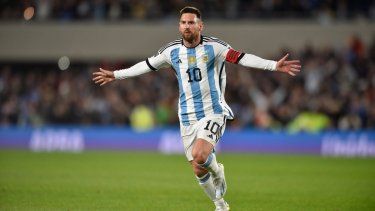 Lionel Messi celebra tras anotar un gol de tiro libre para Argentina ante Ecuador en la victoria 1-0 en las eliminatorias sudamericanas para el Mundial 2026, en el estadio Monumental de Buenos Aires, el jueves 7 de septiembre de 2023.&nbsp;
