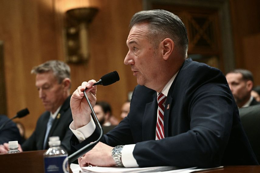 El director de ICE Todd Lyons responde a preguntas de un comité del Senado en Washington.