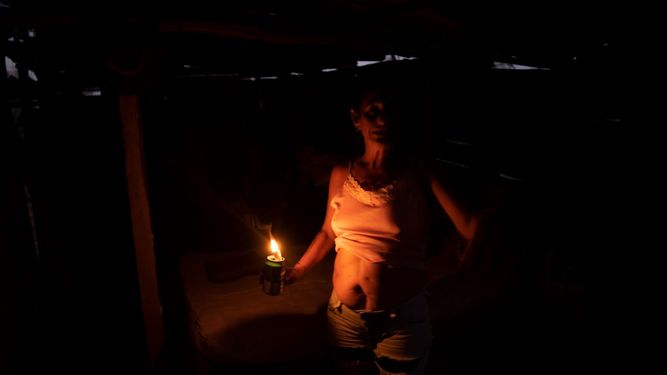 Una mujer en un apagón en Cuba.&nbsp;