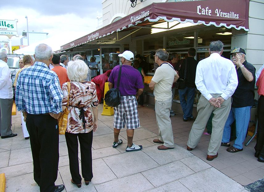 La explanada del restaurante Versailles reúne a muchos críticos del presidente Obama. (JESÚS HERNÁNDEZ)