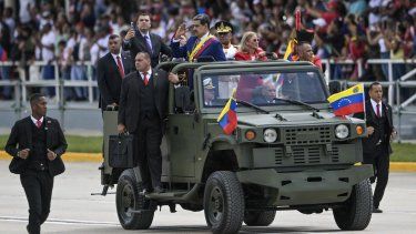 El dictador de Venezuela, Nicolás Maduro, y Cilia Flores, desfilan en un vehículo militar durante las celebraciones por el Día de la Independencia, en Caracas, el 5 de julio de 2025. 