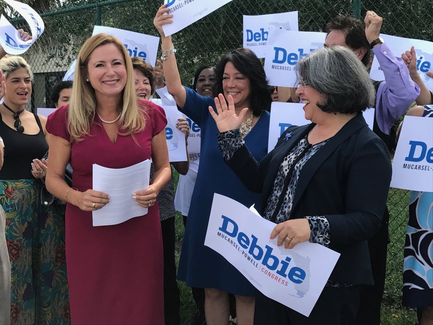 Debbie Mucarsel Powell (izq) acompañada, entre otras personas, por la comisionada del distrito 8 de Miami-Dade, Daniella Levine Cava (derecha), en el momento en el que anunció su candidatura.&nbsp;