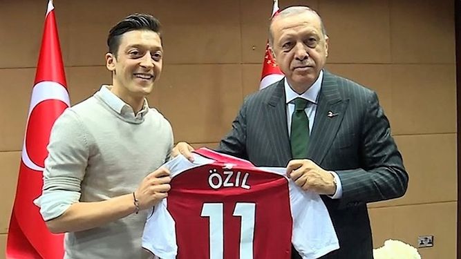 Recep Tayyip Erdogan y el jugador alemán Mesut Ozil posan para una foto