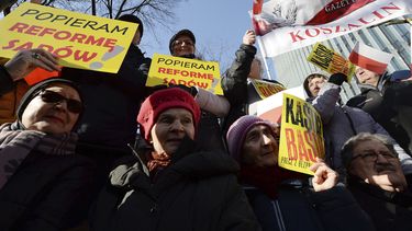 Simpatizantes del gobierno de derecha de Polonia participan en una manifestaci&oacute;n en Varsovia para apoyar una legislaci&oacute;n que da al gobierno m&aacute;s control de los jueces, el s&aacute;bado 8 de febrero de 2020.&nbsp;