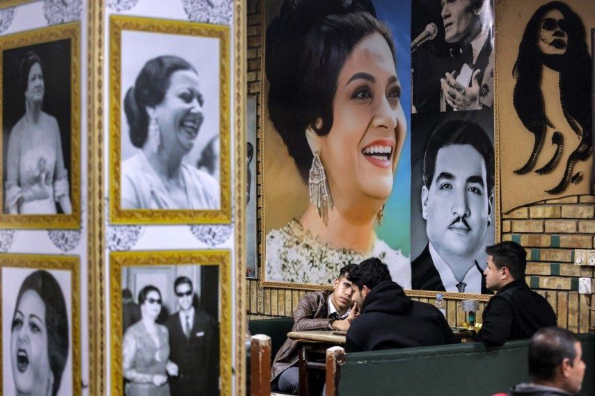 Imágenes de la cantante Oum Kalthoum adornan las paredes de un café que lleva su nombre en la capital de su natal Egipto.&nbsp;