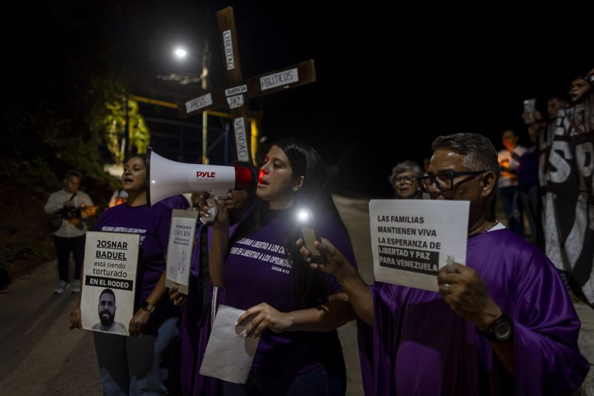 Familiares de presos políticos en la cárcel del Rodeo I escenificaron el viacrucis en Semana Santa el 1 de abril 2026.