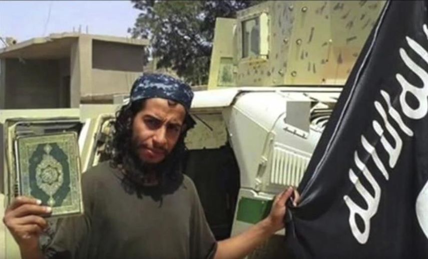 Captura de un video sin fecha determinada que muestra a Abdelhamid Abaud, mientras posa con un ejemplar del Corán y una bandera de Daesh en una localización no especificada. (EFE)