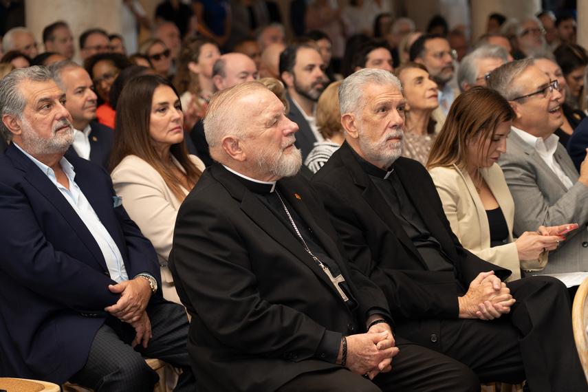 Monseñor Thomas Wenski, junto al padre José Luis Menéndez, entre los invitados especiales a la ceremonia reinauguración de la Torre de la Libertad en Miami. Monseñor Thomas Wenski, junto al padre José Luis Menéndez, entre los invitados especiales a la ceremonia reinauguración de la Torre de la Libertad en Miami.
