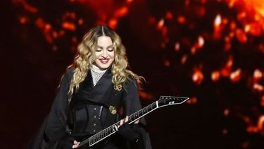 madonna estrena junto al colombiano maluma el videoclip del tema medellin