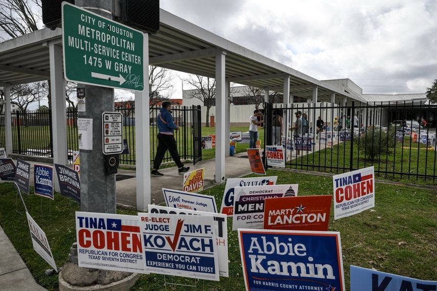 Personas llegan a un centro de votación para votar el día de las elecciones en el Centro Multiservicios Metropolitano West Gray en Houston, Texas, el 3 de marzo de 2026.